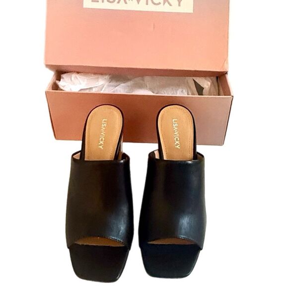 NWT Lisa Vicky Virtue V Sandal in black.  Size 7 - Picture 2 of 5